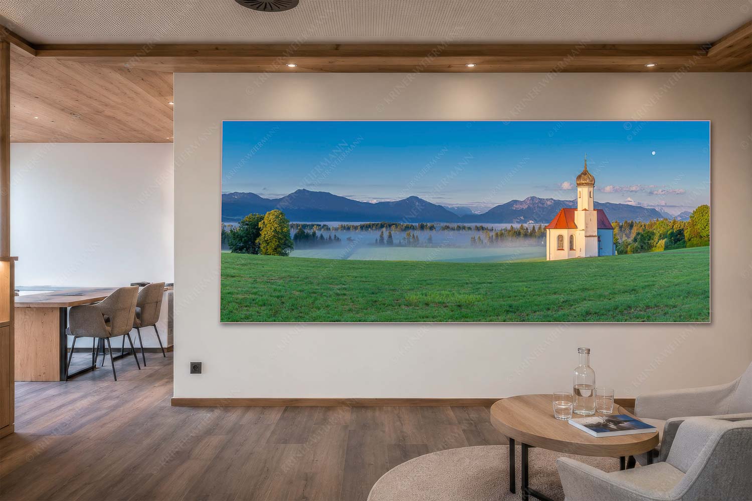 Seliger Morgen – Akustikbild – Größe ca. 300x120cm, Seitenverhältnis 2,5:1 — Sankt Johann – Penzberg Die malerisch gelegene Kirche in Sankt Johannisrain mit Bayrischen voralpen - Seliger Morgen - Akustikbild - Größe ca. 300x120cm, Seitenverhältnis 2,5:1 - Sankt Johann - Penzberg - weitere Infos unter https://www.kriner-weiermann.de