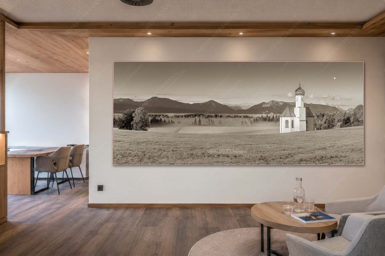 Seliger Morgen – Akustikbild – Größe ca. 300x120cm, Seitenverhältnis 2,5:1 — Sankt Johann – Penzberg Die malerisch gelegene Kirche in Sankt Johannisrain mit Bayrischen voralpen - Seliger Morgen - Akustikbild - Größe ca. 300x120cm, Seitenverhältnis 2,5:1 - Sankt Johann - Penzberg - weitere Infos unter https://www.kriner-weiermann.de