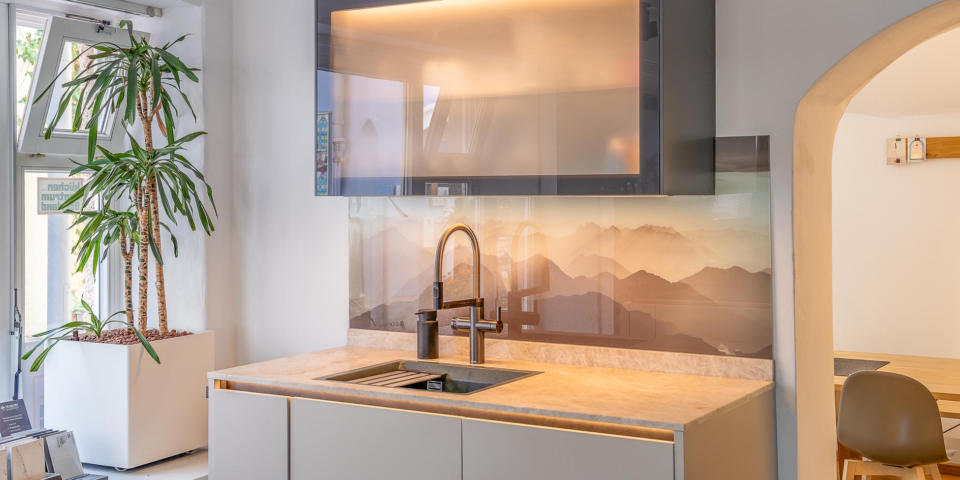 Showküche im Küchenzentrum Oberland in Weilheim mit Küchenrückwand aus 6 mm ESG-Glas und Fotografie von Kriner-Weiermann