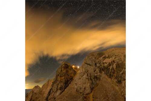 Die Meilerhütte bei Nacht tront wie eine Kanzel - Sternstunden - Seitenverhältnis 1:1 - Meilerhütte - Wettersteingebirge - weitere Infos unter https://www.kriner-weiermann.de