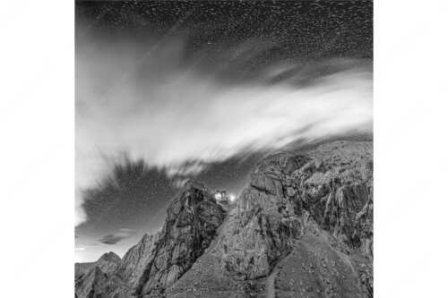 Die Meilerhütte bei Nacht tront wie eine Kanzel - Sternstunden - Seitenverhältnis 1:1 - Meilerhütte - Wettersteingebirge - weitere Infos unter https://www.kriner-weiermann.de