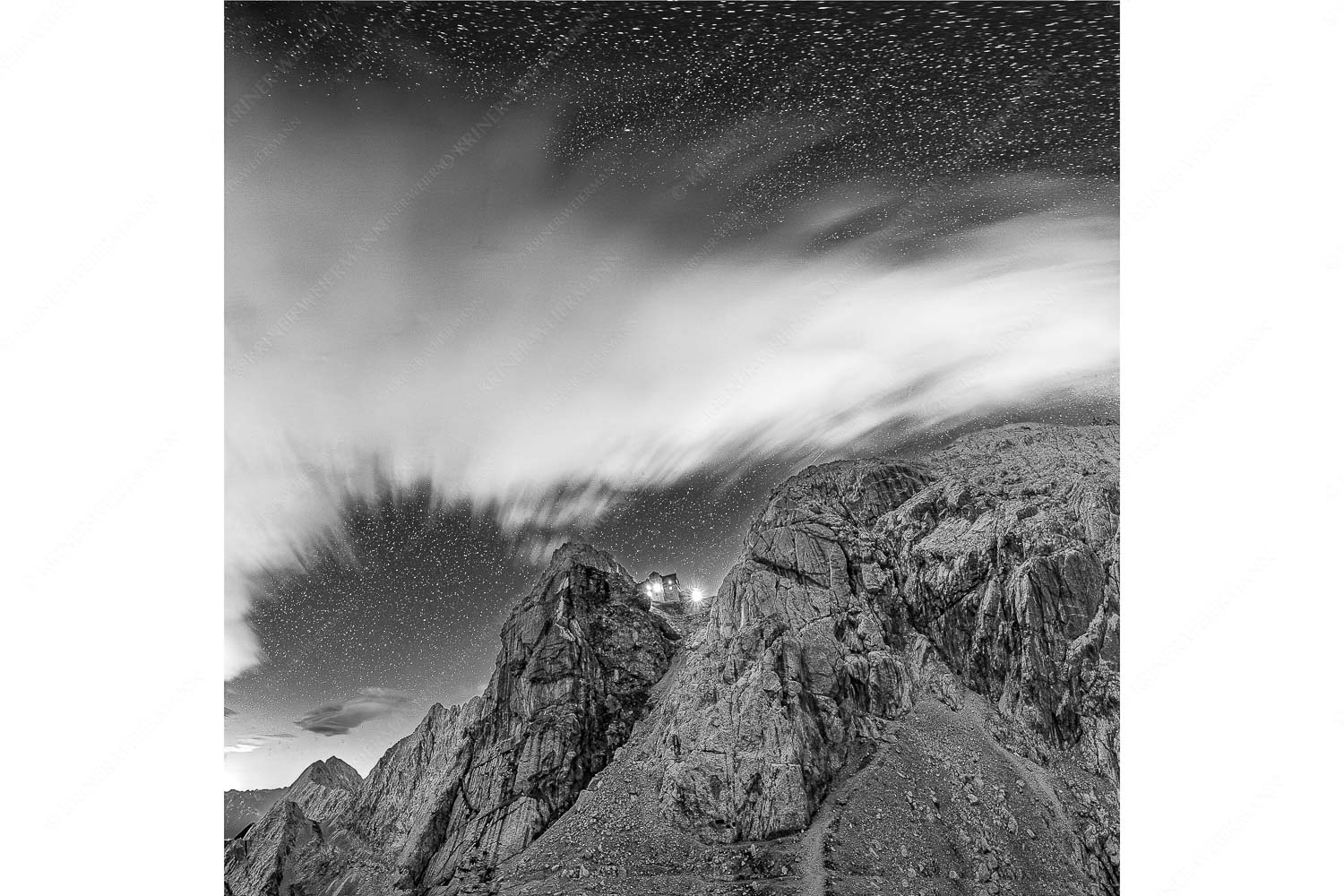 Die Meilerhütte bei Nacht tront wie eine Kanzel - Sternstunden - Seitenverhältnis 1:1 - Meilerhütte - Wettersteingebirge - weitere Infos unter https://www.kriner-weiermann.de