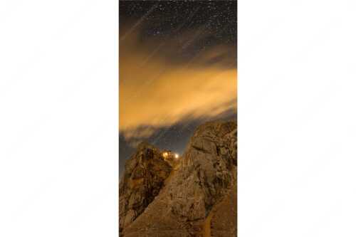 Die Meilerhütte bei Nacht tront wie eine Kanzel - Sternstunden - Seitenverhältnis 1:2 - Meilerhütte - Wettersteingebirge - weitere Infos unter https://www.kriner-weiermann.de