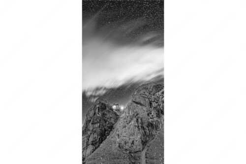 Die Meilerhütte bei Nacht tront wie eine Kanzel - Sternstunden - Seitenverhältnis 1:2 - Meilerhütte - Wettersteingebirge - weitere Infos unter https://www.kriner-weiermann.de