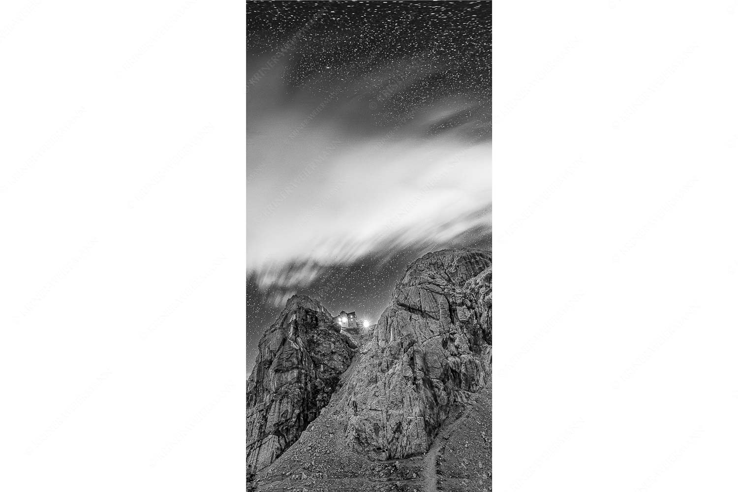 Die Meilerhütte bei Nacht tront wie eine Kanzel