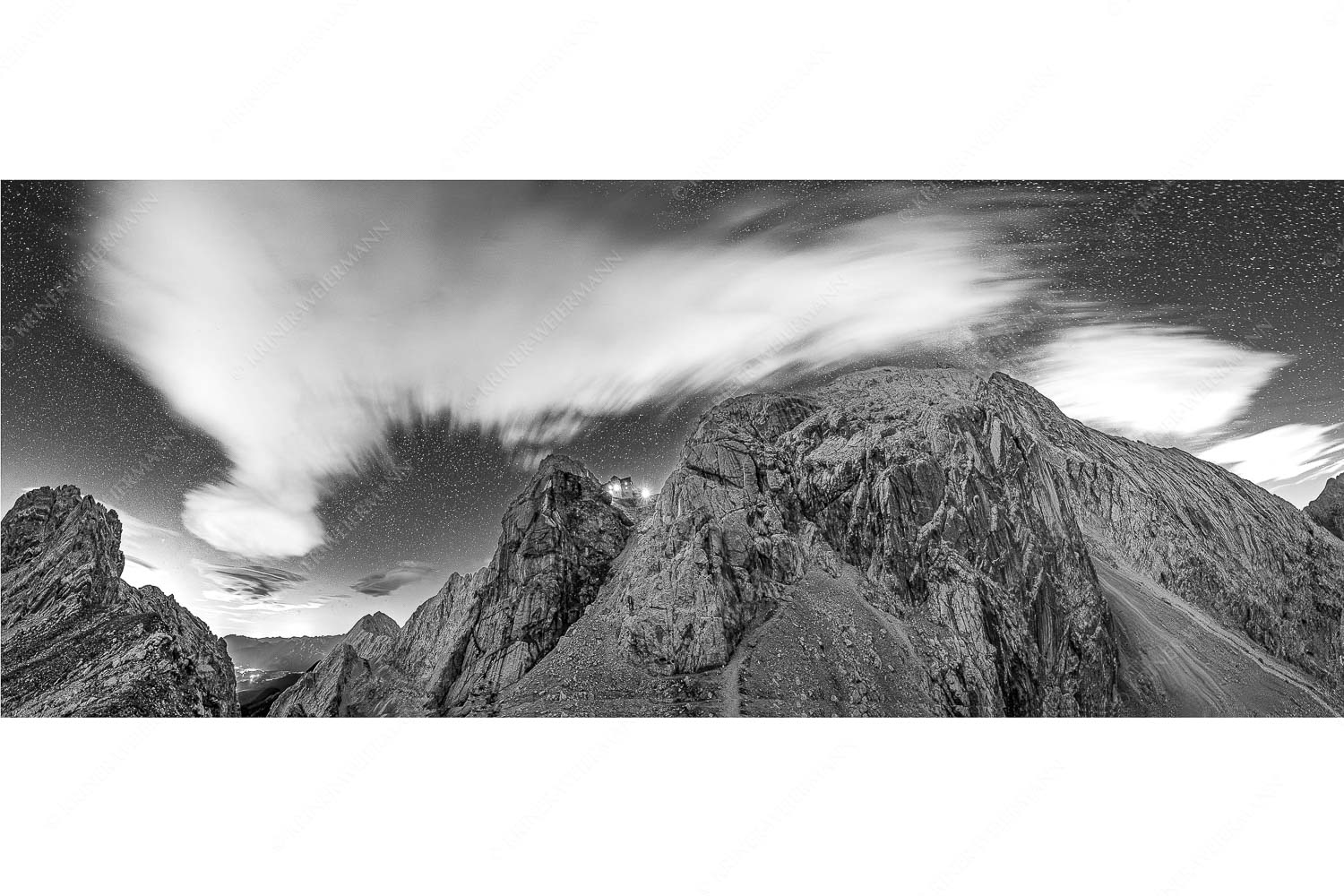 Sternstunden – Seitenverhältnis 2,5:1 — Meilerhütte – Wettersteingebirge Die Meilerhütte bei Nacht tront wie eine Kanzel