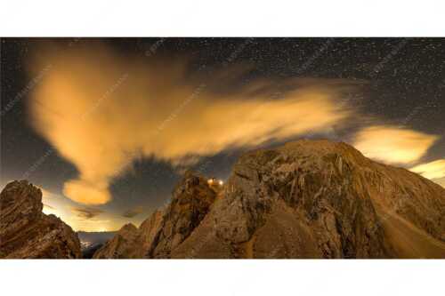 Die Meilerhütte bei Nacht tront wie eine Kanzel - Sternstunden - Seitenverhältnis 2:1 - Meilerhütte - Wettersteingebirge - weitere Infos unter https://www.kriner-weiermann.de