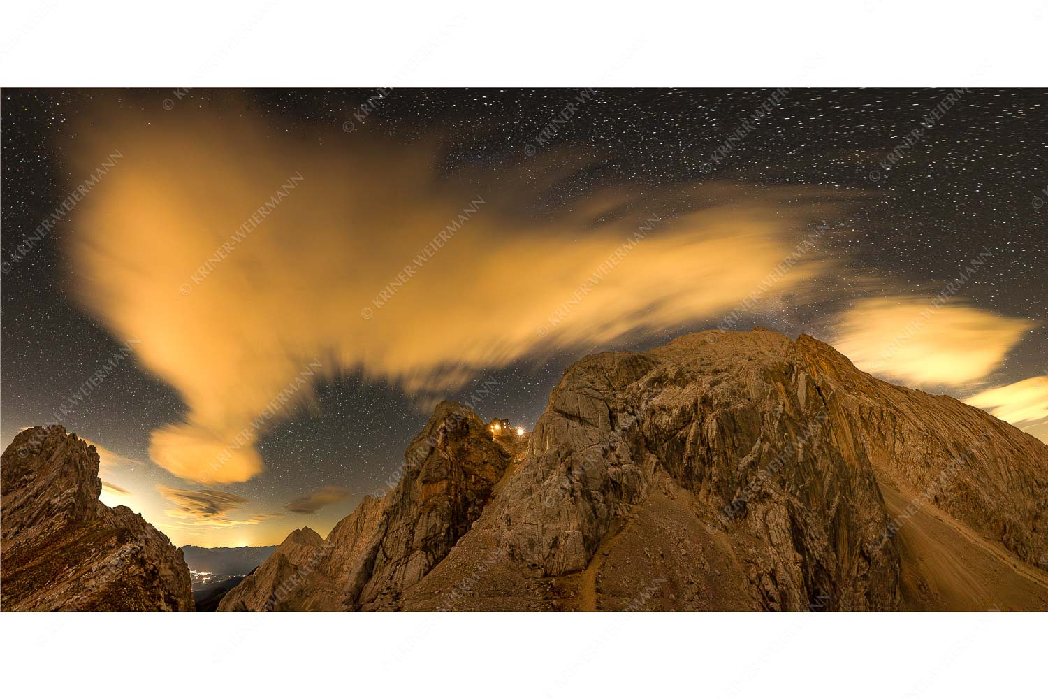 Die Meilerhütte bei Nacht tront wie eine Kanzel - Sternstunden - Seitenverhältnis 2:1 - Meilerhütte - Wettersteingebirge - weitere Infos unter https://www.kriner-weiermann.de