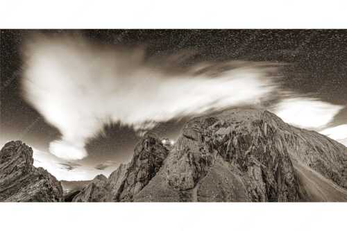 Die Meilerhütte bei Nacht tront wie eine Kanzel - Sternstunden - Seitenverhältnis 2:1 - Meilerhütte - Wettersteingebirge - weitere Infos unter https://www.kriner-weiermann.de