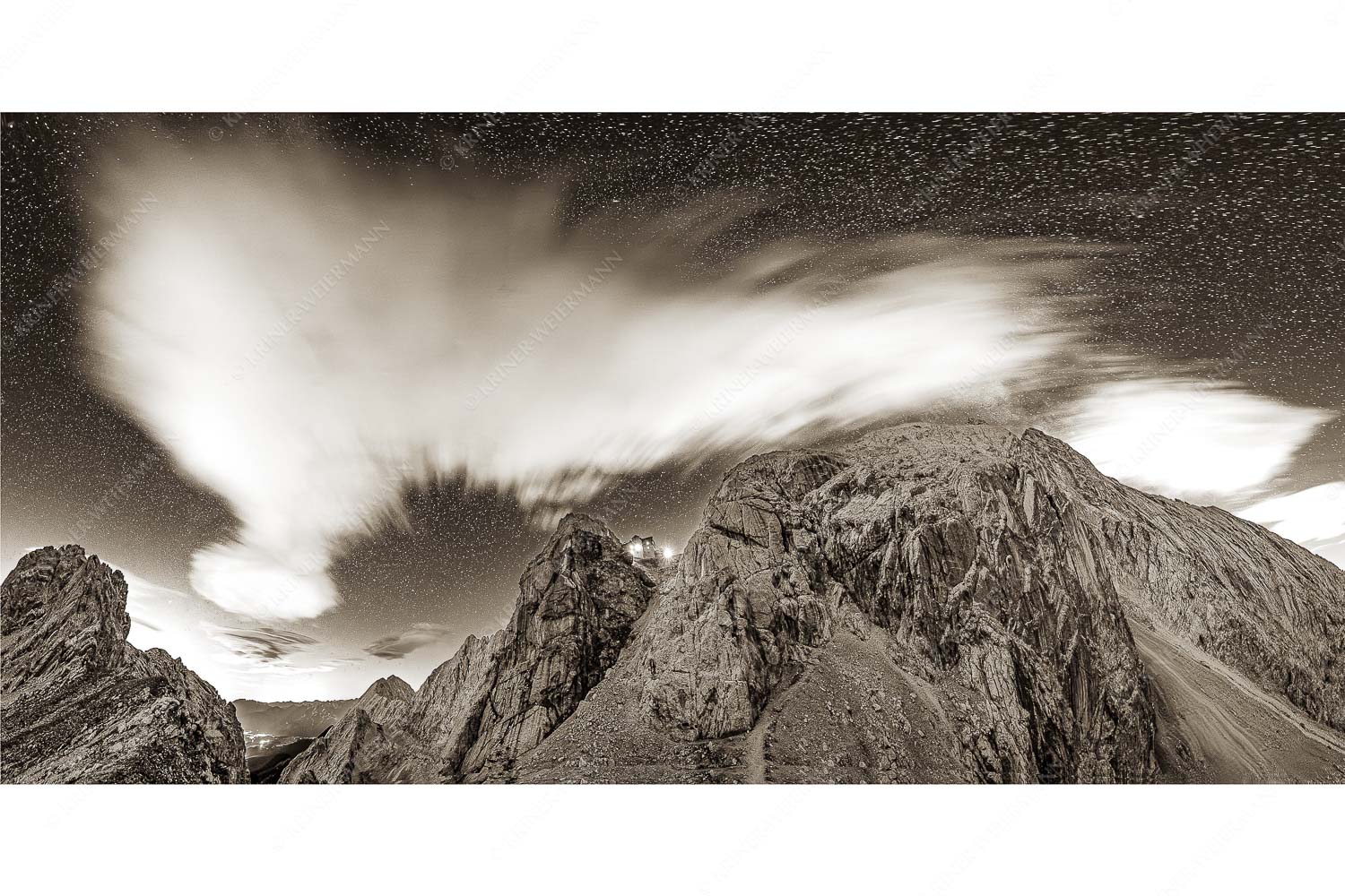 Sternstunden – Seitenverhältnis 2:1 — Meilerhütte – Wettersteingebirge Die Meilerhütte bei Nacht tront wie eine Kanzel