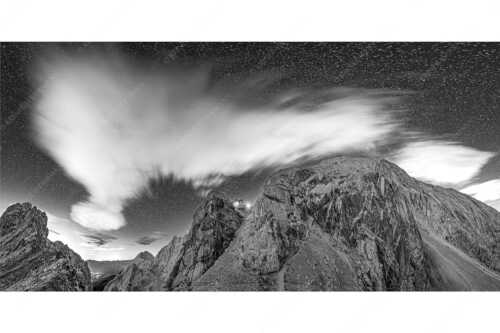 Die Meilerhütte bei Nacht tront wie eine Kanzel - Sternstunden - Seitenverhältnis 2:1 - Meilerhütte - Wettersteingebirge - weitere Infos unter https://www.kriner-weiermann.de
