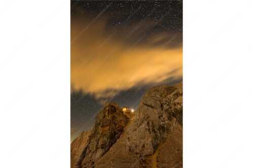 Die Meilerhütte bei Nacht tront wie eine Kanzel - Sternstunden - Seitenverhältnis 2:3 - Meilerhütte - Wettersteingebirge - weitere Infos unter https://www.kriner-weiermann.de
