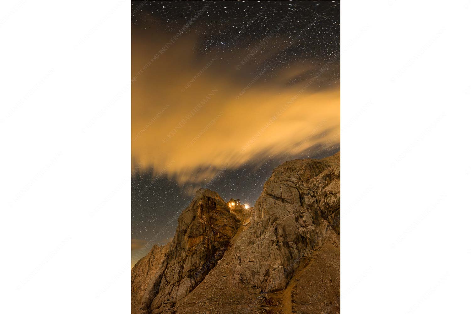 Sternstunden – Seitenverhältnis 2:3 — Meilerhütte – Wettersteingebirge Die Meilerhütte bei Nacht tront wie eine Kanzel