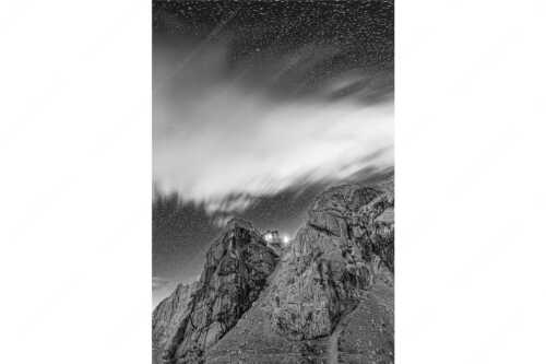 Die Meilerhütte bei Nacht tront wie eine Kanzel - Sternstunden - Seitenverhältnis 2:3 - Meilerhütte - Wettersteingebirge - weitere Infos unter https://www.kriner-weiermann.de