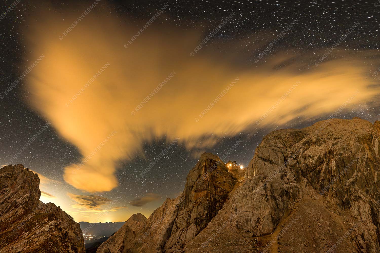 Die Meilerhütte bei Nacht tront wie eine Kanzel - Sternstunden - Seitenverhältnis 3:2 - Meilerhütte - Wettersteingebirge - weitere Infos unter https://www.kriner-weiermann.de