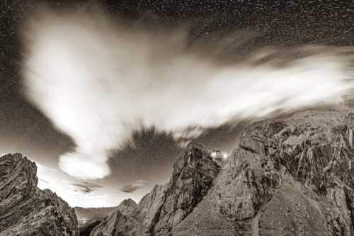 Die Meilerhütte bei Nacht tront wie eine Kanzel - Sternstunden - Seitenverhältnis 3:2 - Meilerhütte - Wettersteingebirge - weitere Infos unter https://www.kriner-weiermann.de