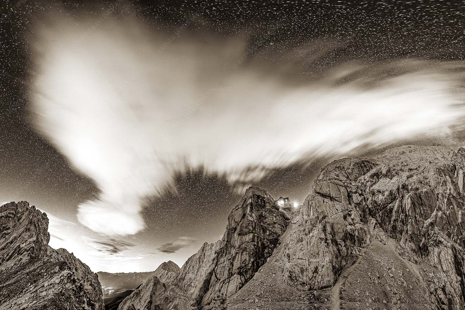 Sternstunden – Seitenverhältnis 3:2 — Meilerhütte – Wettersteingebirge Die Meilerhütte bei Nacht tront wie eine Kanzel