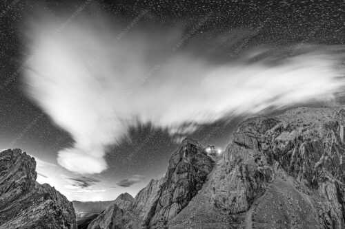 Die Meilerhütte bei Nacht tront wie eine Kanzel - Sternstunden - Seitenverhältnis 3:2 - Meilerhütte - Wettersteingebirge - weitere Infos unter https://www.kriner-weiermann.de