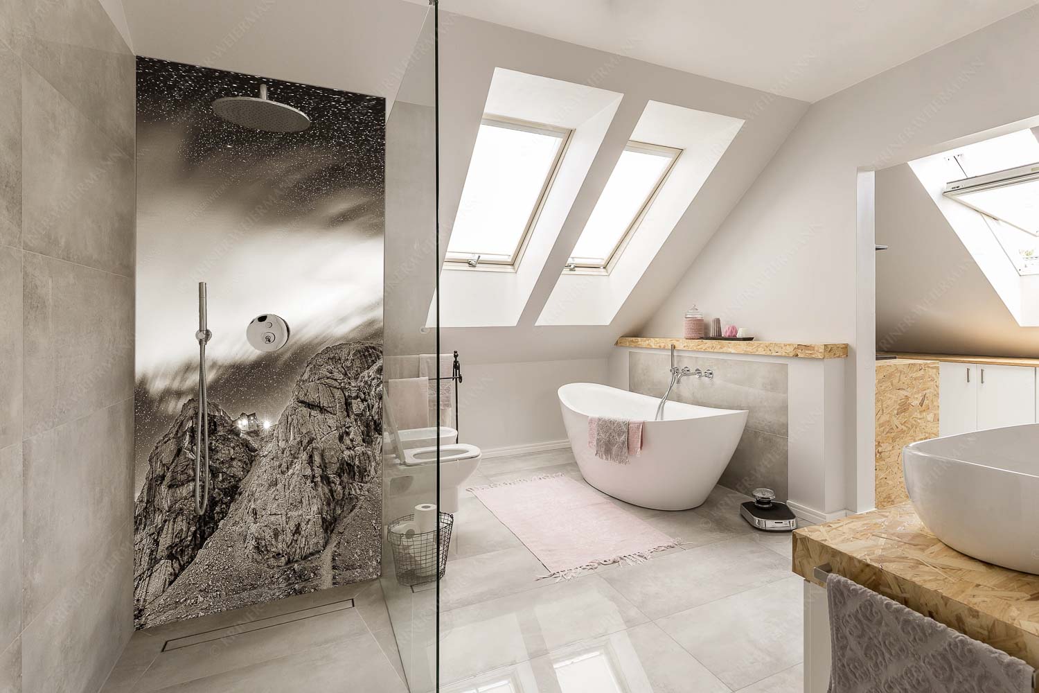 Sternstunden – Alu-Dibond Badezimmer Bild – Größe ca. 110x220cm, Seitenverhältnis 1:2 — Meilerhütte – Wettersteingebirge Die Meilerhütte bei Nacht tront wie eine Kanzel - Sternstunden - Alu-Dibond Badezimmer Bild - Größe ca. 110x220cm, Seitenverhältnis 1:2 - Meilerhütte - Wettersteingebirge - weitere Infos unter https://www.kriner-weiermann.de