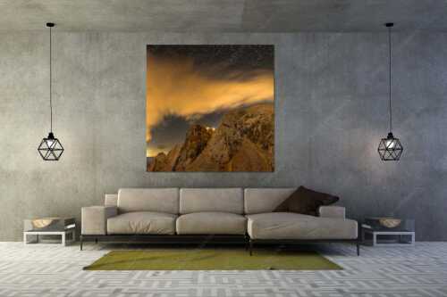 Die Meilerhütte bei Nacht tront wie eine Kanzel - Sternstunden - Wandbild - Größe ca. 160x160cm, Seitenverhältnis 1:1 - Meilerhütte - Wettersteingebirge - weitere Infos unter https://www.kriner-weiermann.de