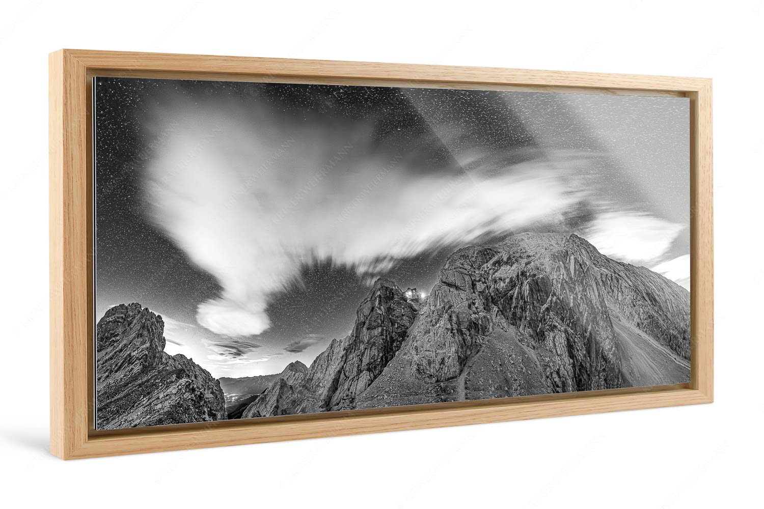 Sternstunden – Foto im Schattenfugen-Rahmen, Seitenverhältnis 2:1 — Meilerhütte – Wettersteingebirge Die Meilerhütte bei Nacht tront wie eine Kanzel - Sternstunden - Foto im Schattenfugen-Rahmen, Seitenverhältnis 2:1 - Meilerhütte - Wettersteingebirge - weitere Infos unter https://www.kriner-weiermann.de