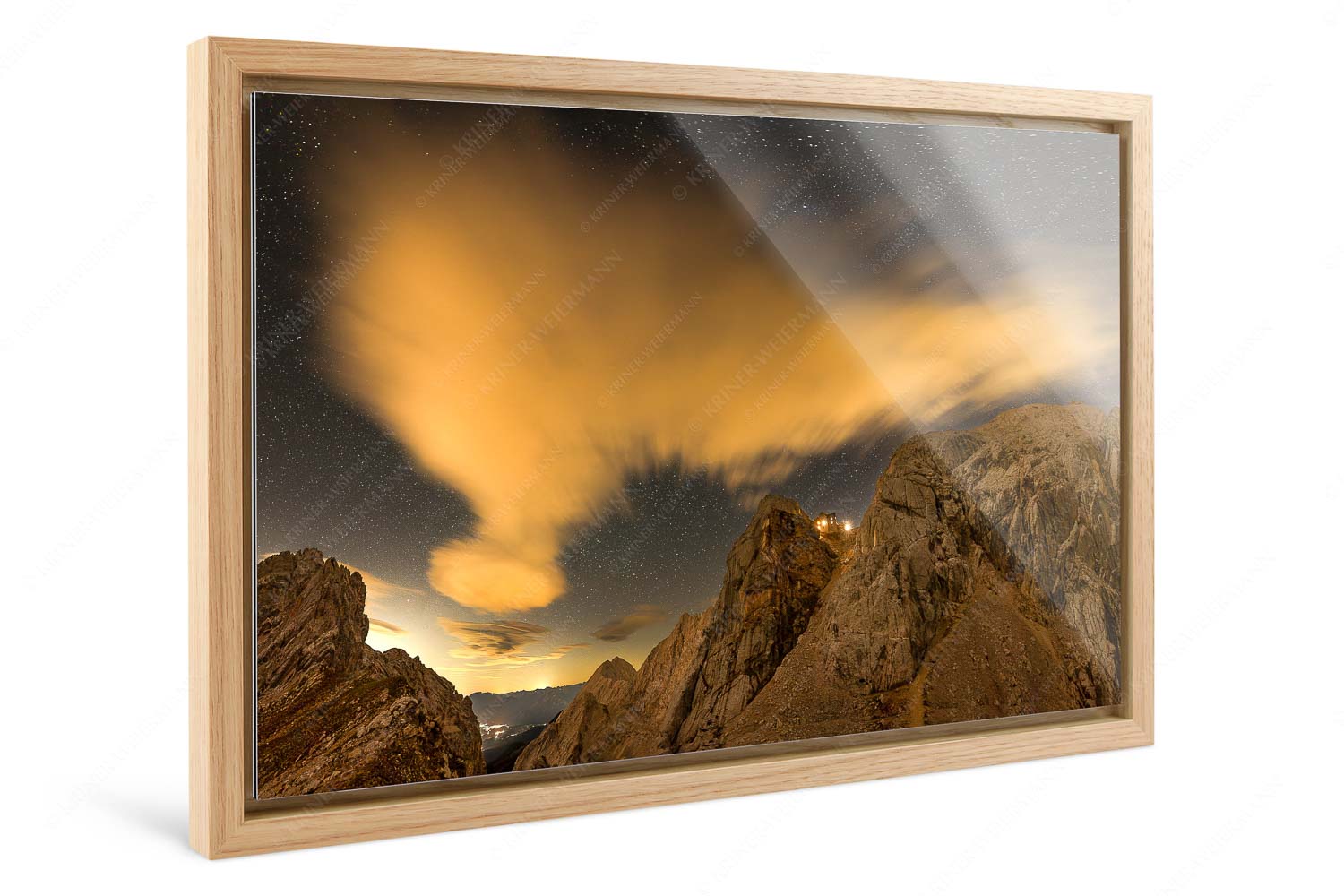 Sternstunden – Foto im Schattenfugen-Rahmen, Seitenverhältnis 3:2 — Meilerhütte – Wettersteingebirge Die Meilerhütte bei Nacht tront wie eine Kanzel - Sternstunden - Foto im Schattenfugen-Rahmen, Seitenverhältnis 3:2 - Meilerhütte - Wettersteingebirge - weitere Infos unter https://www.kriner-weiermann.de
