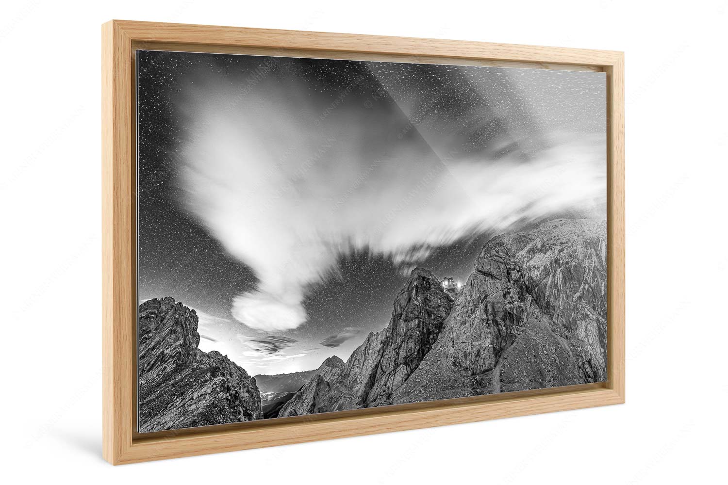 Sternstunden – Foto im Schattenfugen-Rahmen, Seitenverhältnis 3:2 — Meilerhütte – Wettersteingebirge Die Meilerhütte bei Nacht tront wie eine Kanzel - Sternstunden - Foto im Schattenfugen-Rahmen, Seitenverhältnis 3:2 - Meilerhütte - Wettersteingebirge - weitere Infos unter https://www.kriner-weiermann.de