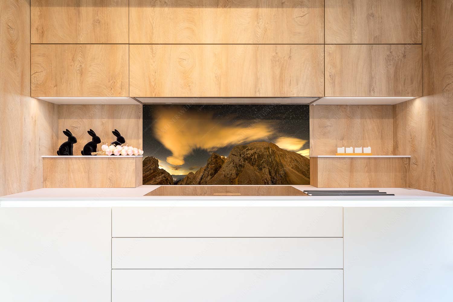 Sternstunden – Küchenrückwand – Größe ca. 120x60cm, Seitenverhältnis 2:1 — Meilerhütte – Wettersteingebirge Die Meilerhütte bei Nacht tront wie eine Kanzel - Sternstunden - Küchenrückwand - Größe ca. 120x60cm, Seitenverhältnis 2:1 - Meilerhütte - Wettersteingebirge - weitere Infos unter https://www.kriner-weiermann.de