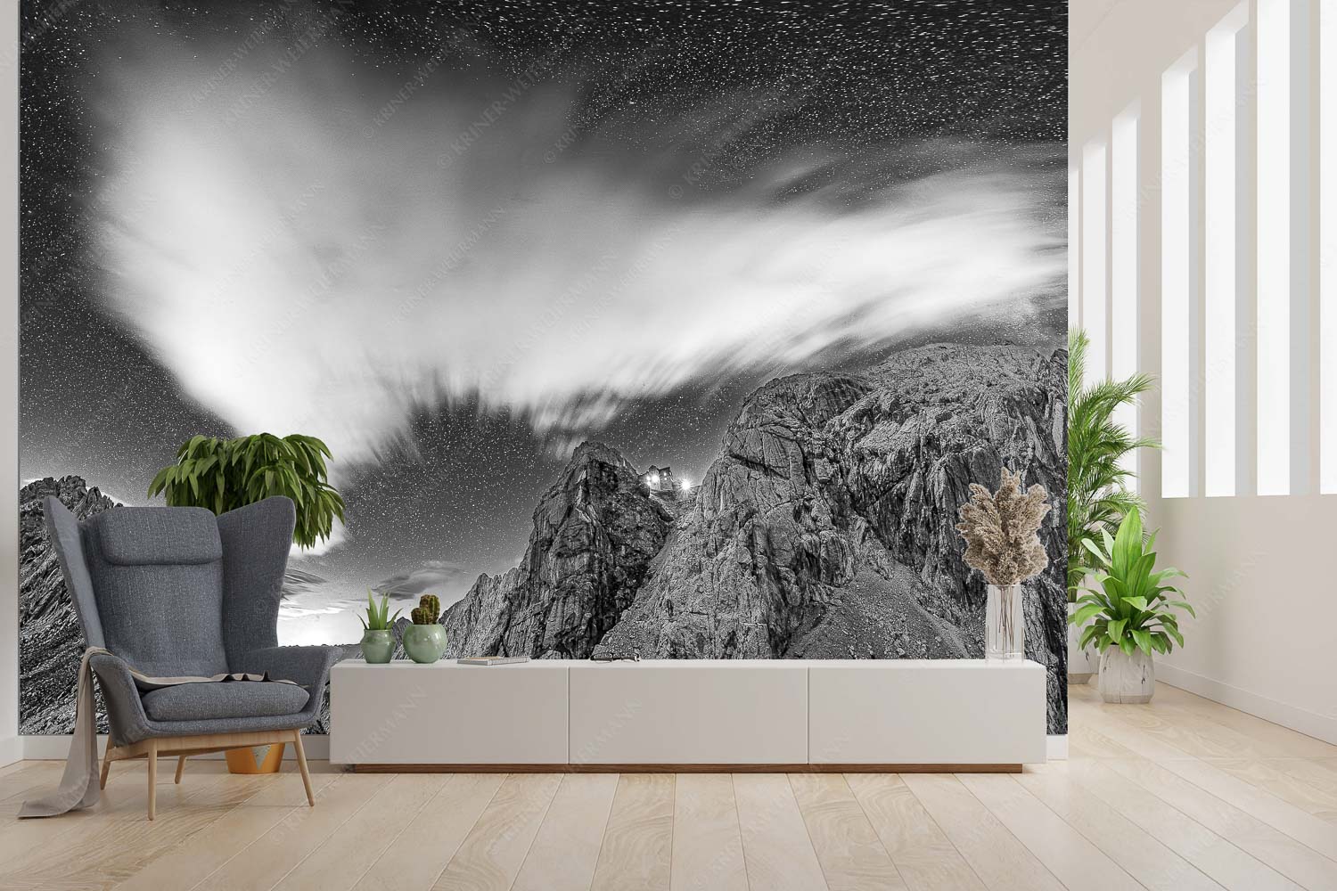 Sternstunden – Fototapete – Größe ca. 300x200cm, Seitenverhältnis 3:2 — Meilerhütte – Wettersteingebirge Die Meilerhütte bei Nacht tront wie eine Kanzel - Sternstunden - Fototapete - Größe ca. 300x200cm, Seitenverhältnis 3:2 - Meilerhütte - Wettersteingebirge - weitere Infos unter https://www.kriner-weiermann.de