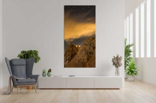 Die Meilerhütte bei Nacht tront wie eine Kanzel - Sternstunden - Wandbild - Größe ca. 90x180cm, Seitenverhältnis 1:2 - Meilerhütte - Wettersteingebirge - weitere Infos unter https://www.kriner-weiermann.de