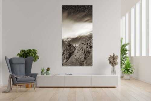 Die Meilerhütte bei Nacht tront wie eine Kanzel - Sternstunden - Wandbild - Größe ca. 90x180cm, Seitenverhältnis 1:2 - Meilerhütte - Wettersteingebirge - weitere Infos unter https://www.kriner-weiermann.de