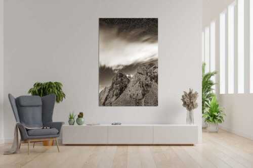 Die Meilerhütte bei Nacht tront wie eine Kanzel - Sternstunden - Wandbild - Größe ca. 120x180cm, Seitenverhältnis 2:3 - Meilerhütte - Wettersteingebirge - weitere Infos unter https://www.kriner-weiermann.de