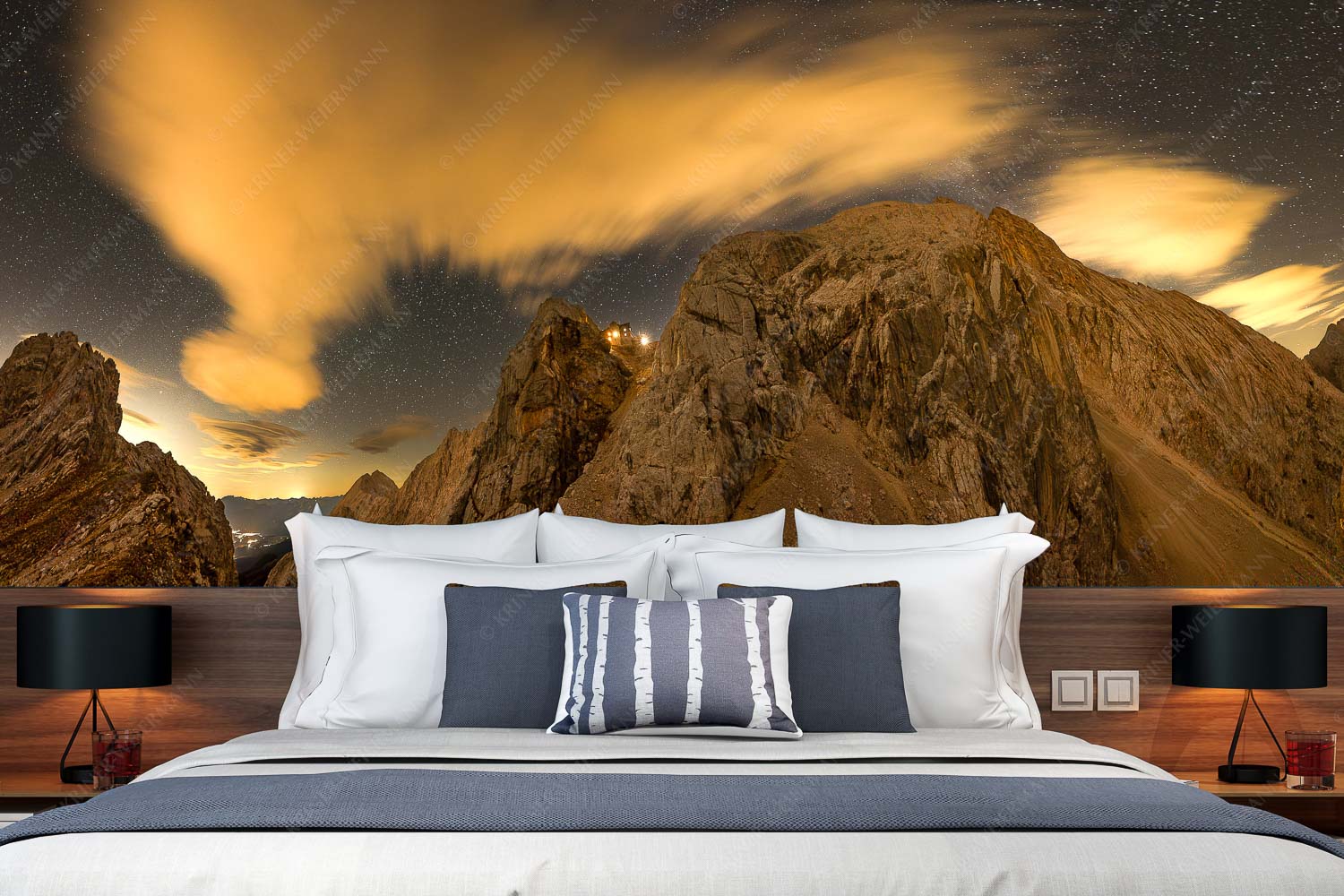 Sternstunden – Fototapete – Größe ca. 350x140cm, Seitenverhältnis 2,5:1 — Meilerhütte – Wettersteingebirge Die Meilerhütte bei Nacht tront wie eine Kanzel - Sternstunden - Fototapete - Größe ca. 350x140cm, Seitenverhältnis 2,5:1 - Meilerhütte - Wettersteingebirge - weitere Infos unter https://www.kriner-weiermann.de