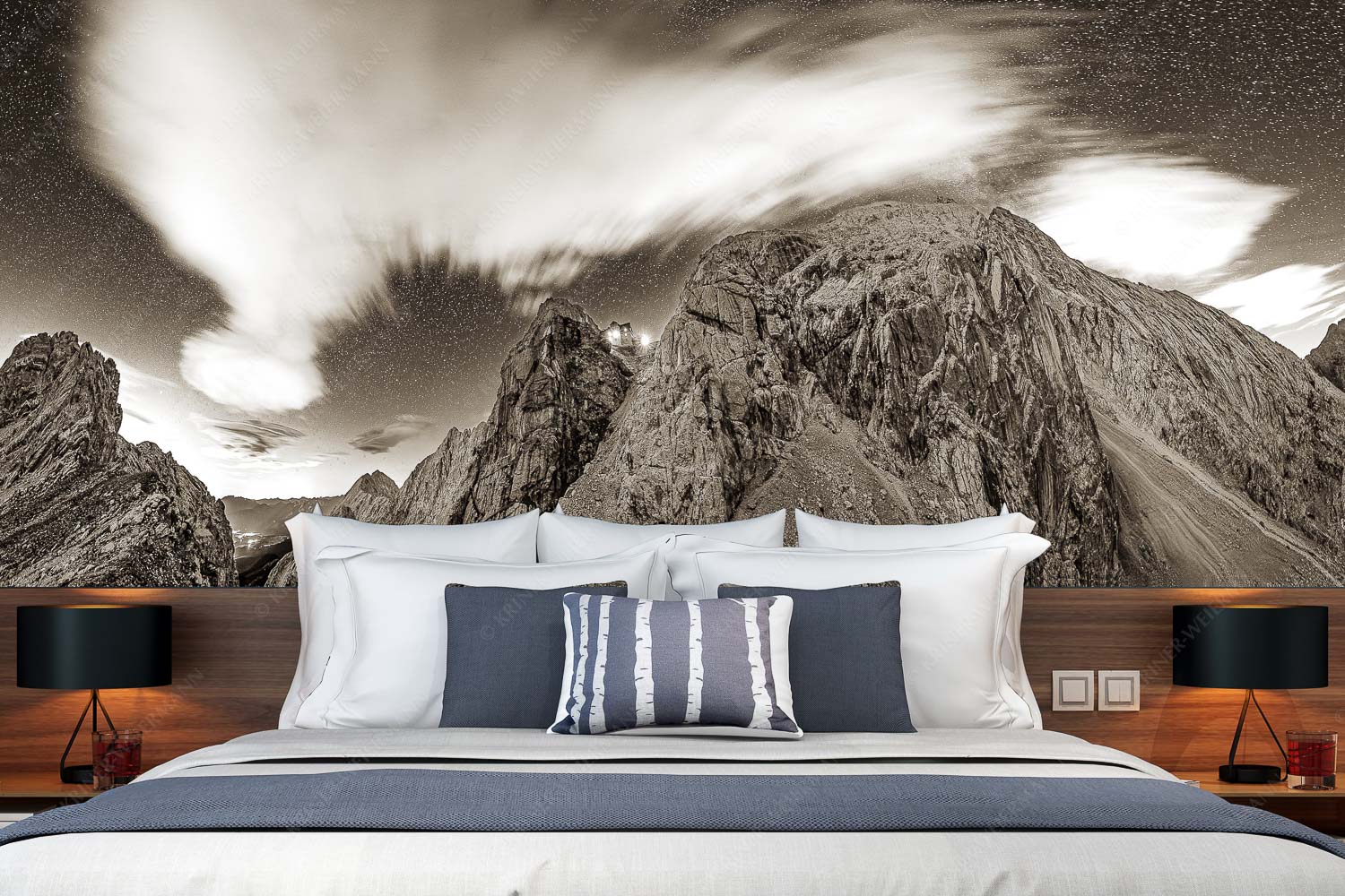 Sternstunden – Fototapete – Größe ca. 350x140cm, Seitenverhältnis 2,5:1 — Meilerhütte – Wettersteingebirge Die Meilerhütte bei Nacht tront wie eine Kanzel - Sternstunden - Fototapete - Größe ca. 350x140cm, Seitenverhältnis 2,5:1 - Meilerhütte - Wettersteingebirge - weitere Infos unter https://www.kriner-weiermann.de