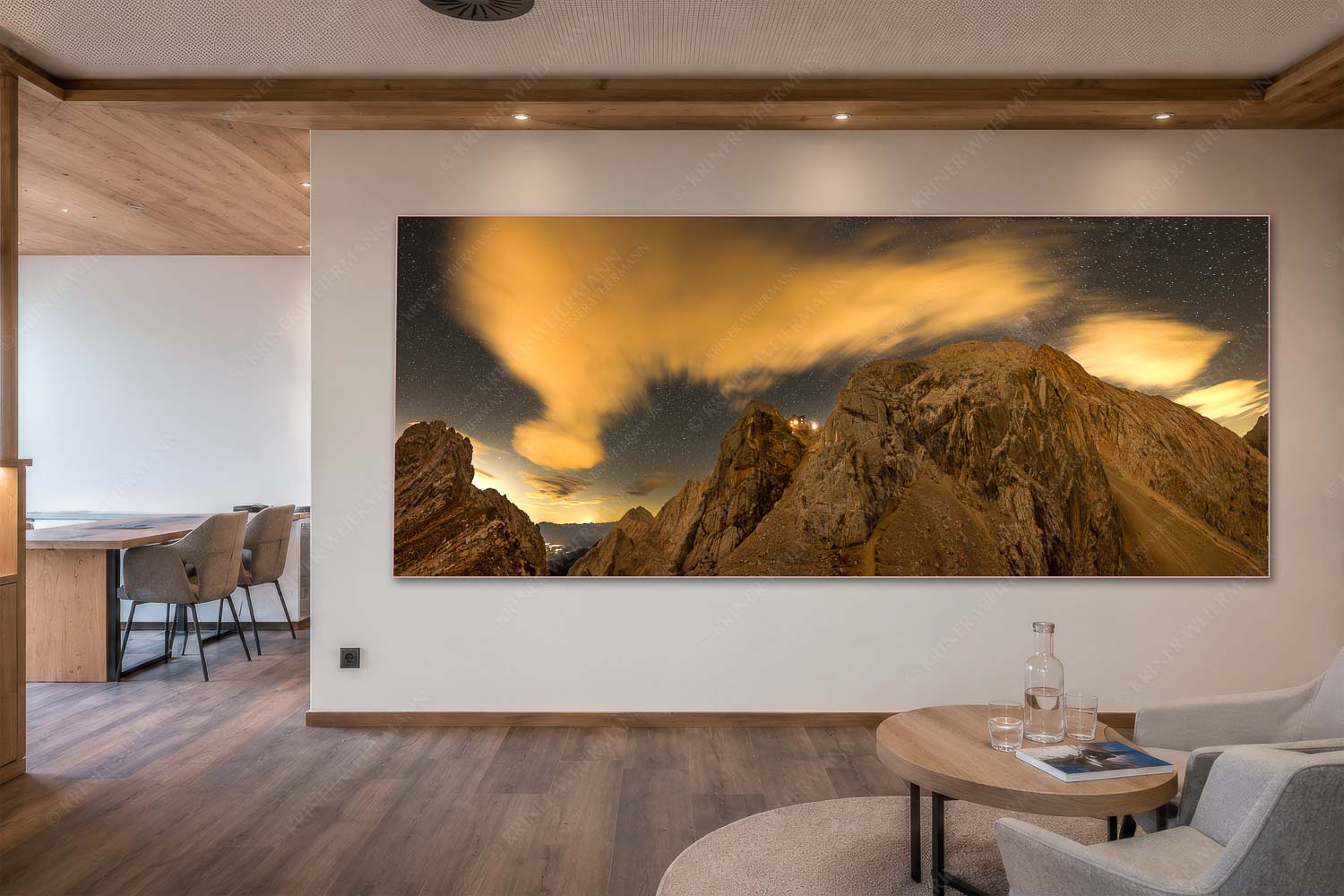 Sternstunden – Akustikbild – Größe ca. 300x120cm, Seitenverhältnis 2,5:1 — Meilerhütte – Wettersteingebirge Die Meilerhütte bei Nacht tront wie eine Kanzel - Sternstunden - Akustikbild - Größe ca. 300x120cm, Seitenverhältnis 2,5:1 - Meilerhütte - Wettersteingebirge - weitere Infos unter https://www.kriner-weiermann.de