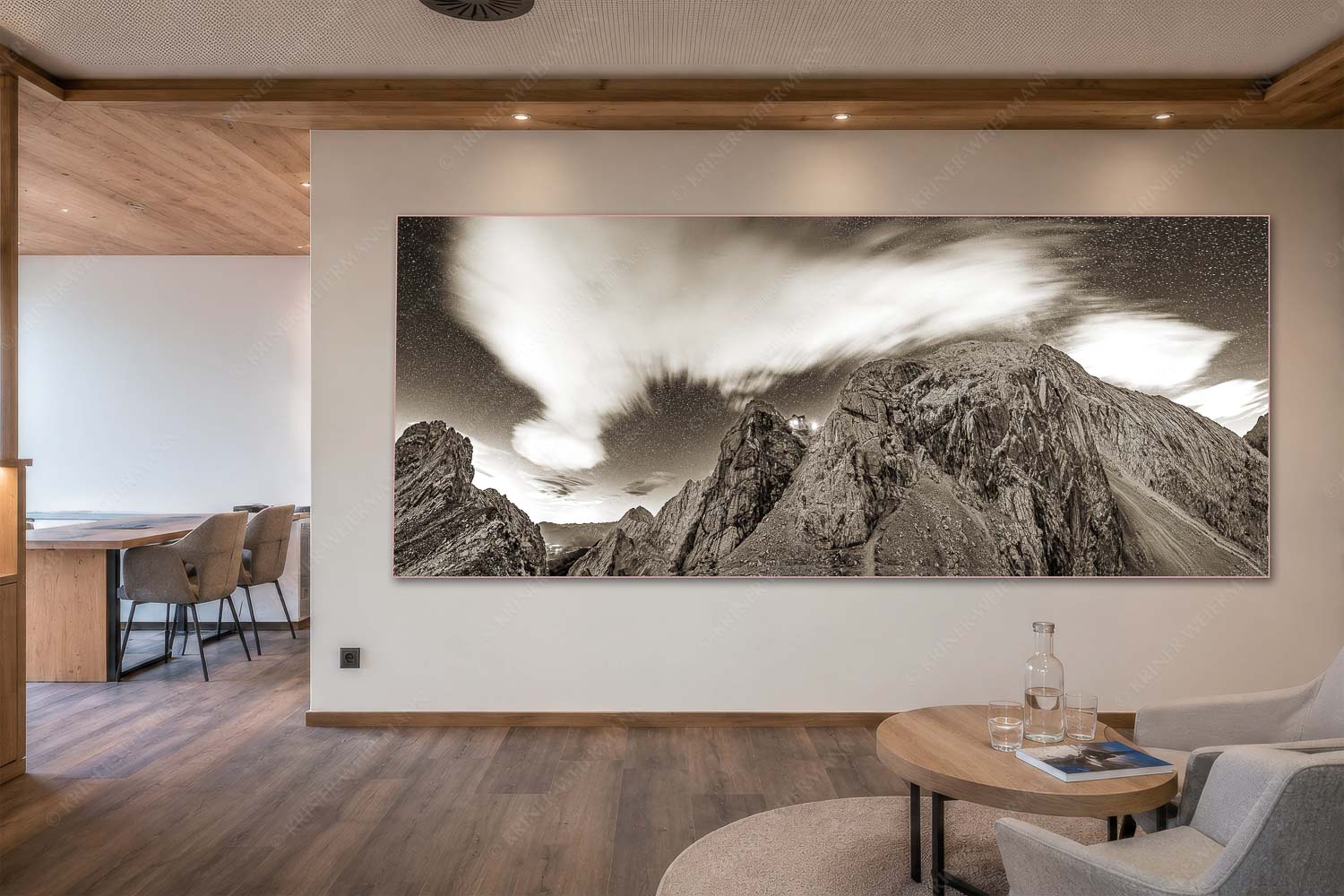 Sternstunden – Akustikbild – Größe ca. 300x120cm, Seitenverhältnis 2,5:1 — Meilerhütte – Wettersteingebirge Die Meilerhütte bei Nacht tront wie eine Kanzel - Sternstunden - Akustikbild - Größe ca. 300x120cm, Seitenverhältnis 2,5:1 - Meilerhütte - Wettersteingebirge - weitere Infos unter https://www.kriner-weiermann.de