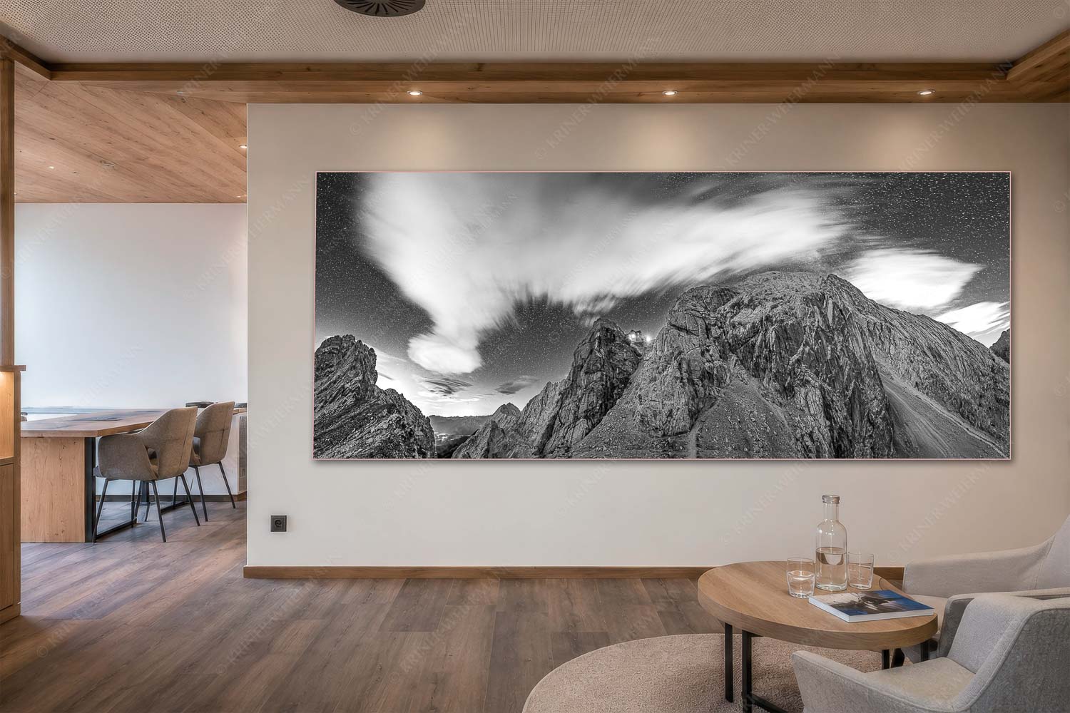 Sternstunden – Akustikbild – Größe ca. 300x120cm, Seitenverhältnis 2,5:1 — Meilerhütte – Wettersteingebirge Die Meilerhütte bei Nacht tront wie eine Kanzel - Sternstunden - Akustikbild - Größe ca. 300x120cm, Seitenverhältnis 2,5:1 - Meilerhütte - Wettersteingebirge - weitere Infos unter https://www.kriner-weiermann.de