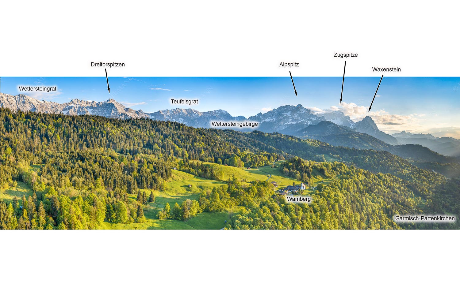 Blick über die Ortschaft Wamberg zum Zugspitzmassiv im Wettersteingebirge - Alpendorf - 